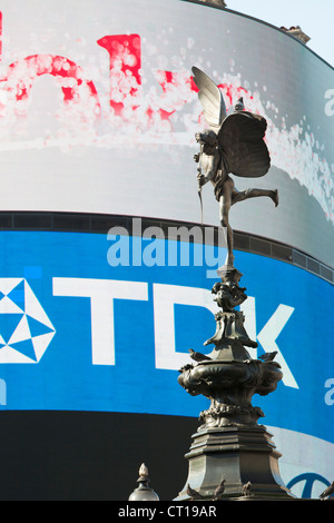 Statue des Eros vor Werbedisplays am Piccadilly Circus, London, UK Stockfoto