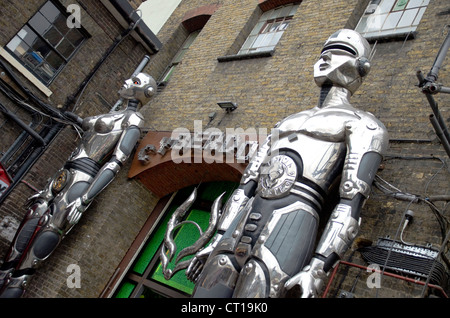 Roboter am Eingang zum Cyberdog in Camden Market Stockfoto