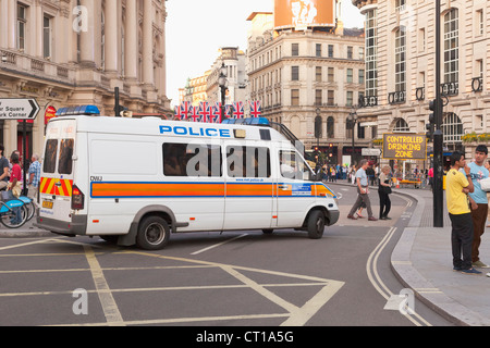 Mini Bus Polizeiwagen in central London, UK Stockfoto