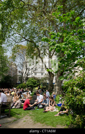 Londoner zu Mittag in Golden Square, London Stockfoto
