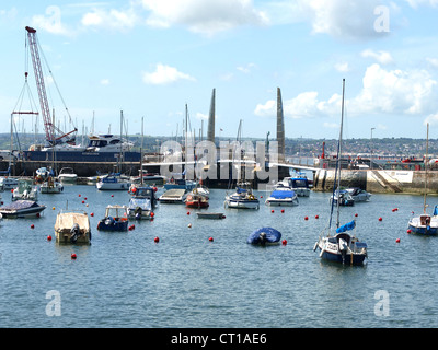 Torquay Hafen und die berühmten Fußgängerbrücke zum äußeren Hafen Torquay, Torbay, South Devon, England, UK. Stockfoto