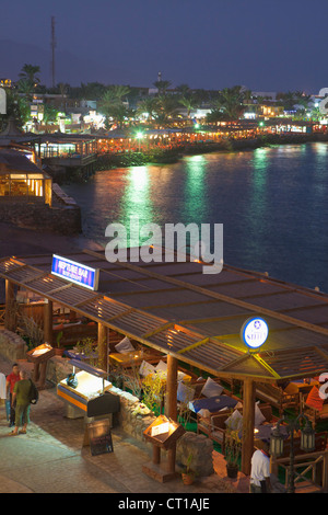 Blick über die Küste von Dahab in der Nacht, Ägypten Stockfoto