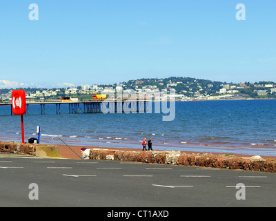 Ein Blick auf Torbay mit Torquay und Paignton Pier, Paignton, Torbay, South Devon, England, UK. Stockfoto