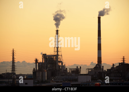 Rauchen-Fabrik im Sonnenuntergang, Fuji City, Japan Stockfoto