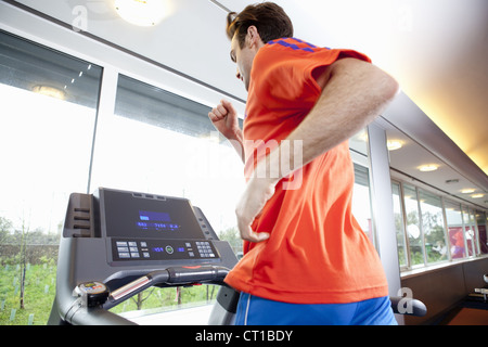 Mann läuft auf Laufband im Fitness-Studio Stockfoto