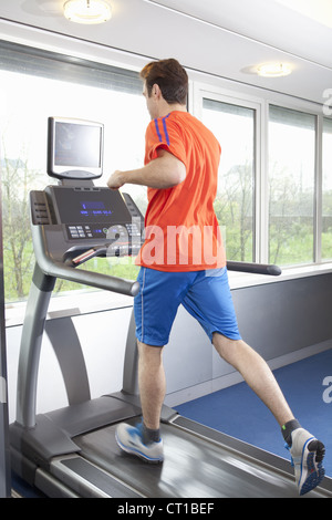 Mann läuft auf Laufband im Fitness-Studio Stockfoto