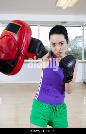 Boxer trainieren mit Trainer im Fitness-Studio Stockfoto