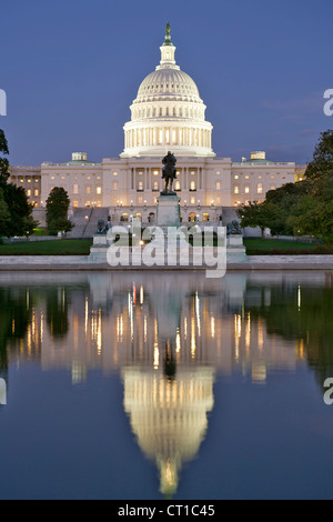 Kapitol spiegelt sich in den Wasserbecken in Washington DC, USA. Stockfoto