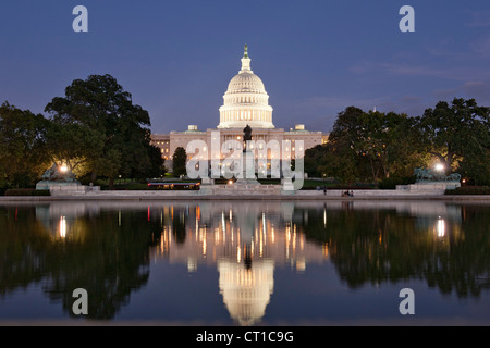 Kapitol spiegelt sich in den Wasserbecken in Washington DC, USA. Stockfoto