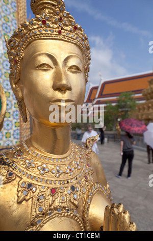 Statue von Kinnari im Wat Phra Kaeo, dem Royal Grand Palace, Bangkok, Thailand Stockfoto