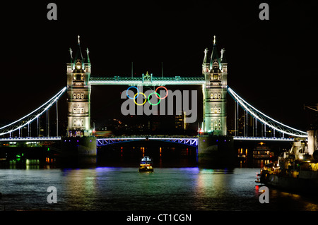 LONDON, UK - 5. Juli 2012: Olympische Ringe auf Tower Bridge in London, Nachtaufnahmen ausgesetzt. Stockfoto