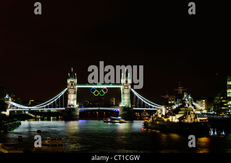 LONDON, UK - 5. Juli 2012: Olympische Ringe auf Tower Bridge in London, Nachtaufnahmen ausgesetzt. Stockfoto