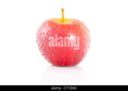 Roter Apfel, Cripps Pink oder rosa Dame mit Wassertropfen auf isoliert auf weißem Hintergrund Stockfoto