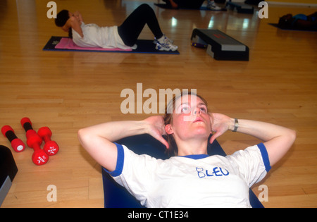 Junge Frauen halten Passungsklasse, Peckham Pulse Leisure Centre, Southwark, London, UK. Stockfoto