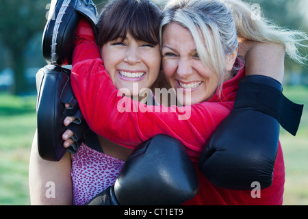 Boxer umarmt Trainer im freien Stockfoto