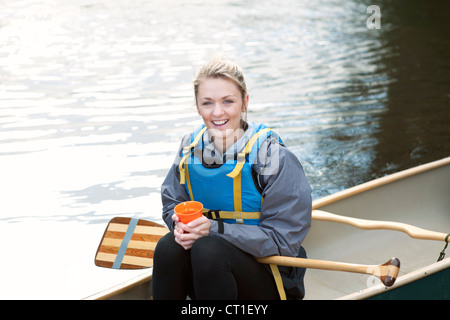 Frau mit Kaffee im Kanu Stockfoto