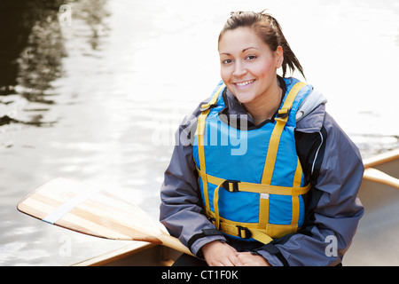 Frau im Kanu Stockfoto