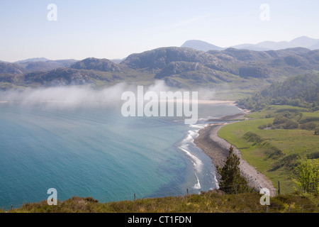 Wester Ross Schottland Mai Blick hinunter auf einem nebligen Gruinard Bay von einem Aussichtspunkt über Stockfoto