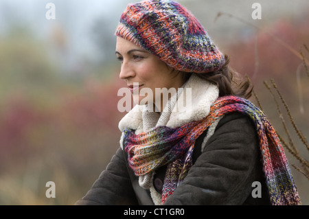 Frau trägt Mütze und Schal Stockfoto