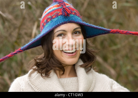 Lächelnde Frau mit gestrickter Hut Stockfoto