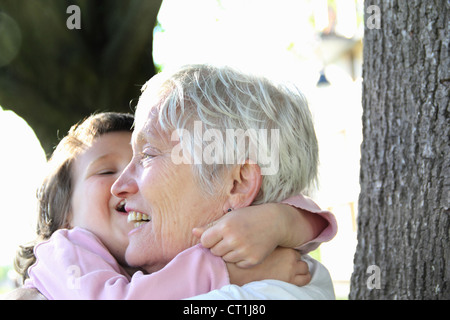 Frau Holding Enkelin im freien Stockfoto