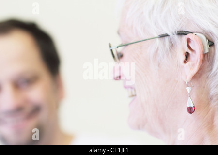 Nahaufnahme eines Womans Hörgerät Stockfoto