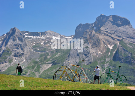 Touristen und riesigen Fahrrad Skulpturen in den Bergen am Col d'Aubisque in Pyrénées-Atlantiques, Pyrenäen, Frankreich Stockfoto