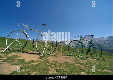 Giant Fahrrad-Skulpturen, die Erinnerung an die Tour de France am Col d'Aubisque in Pyrénées-Atlantiques, Pyrenäen, Frankreich Stockfoto