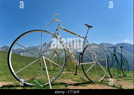 Giant Fahrrad-Skulpturen, die Erinnerung an die Tour de France am Col d'Aubisque in Pyrénées-Atlantiques, Pyrenäen, Frankreich Stockfoto