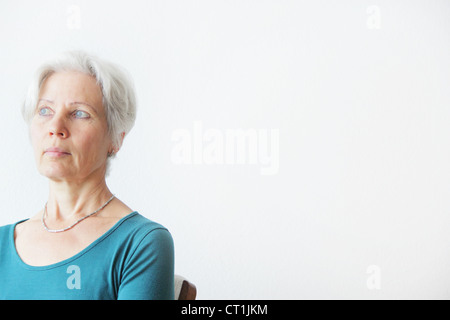 Ältere Frau im Sessel sitzen Stockfoto