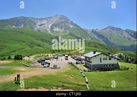 Autos und Wohnmobile am Parkplatz des Restaurant auf dem Col du Soulor, Hautes-Pyrénées, Pyrenäen, Frankreich Stockfoto