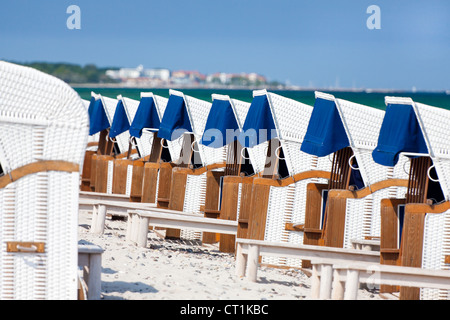 Viele Wicker Strandkörbe in Folge auf der Deutsch-Baltischen Meeresstrand Stockfoto