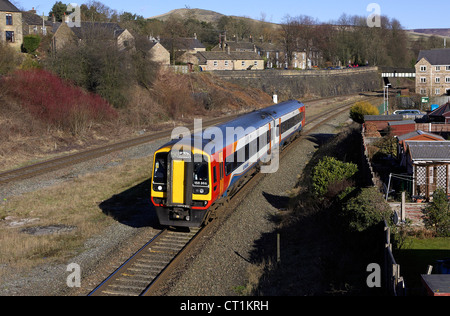 East Midlands trains 158866 Lösungsansätze Chinley mit einem Nottingham - Liverpool Lime street Service auf Montag, 19. Februar 12. Stockfoto