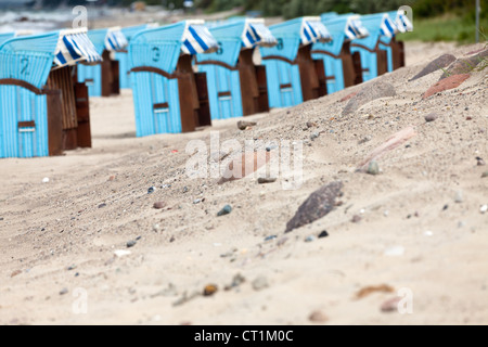 Viele Wicker Strandkörbe in Folge auf der deutschen Ostsee-Strand Stockfoto