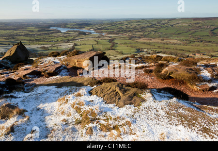 Eine Ansicht des Tittlesworth Reservoirs von The Roaches Ridge, Peak District, Staffordshire, England UK Stockfoto