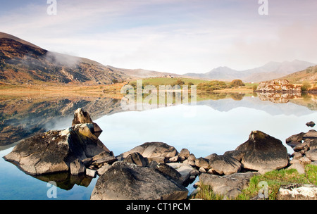 Felsige Ufer des Llyn Mymbyr Capel Curig, Snowdonia National Park Gwynedd North Wales UK, späten Frühjahr. Stockfoto