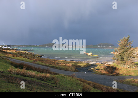 Annäherung an Starkregen Wettersystem über die Isle of Iona in den Inneren Hebriden und Mull entnommen Stockfoto