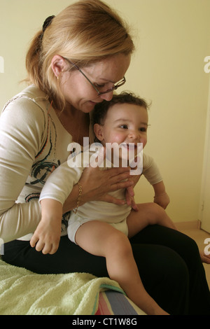 RESPIR. PHYSIOTHERAPIE, SÄUGLING Stockfoto