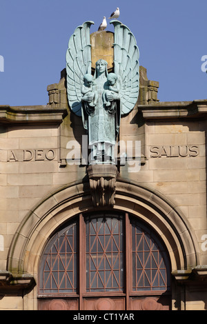 Russell Institute, Paisley, Bronze Schutzengel Skulptur hält zwei Babys, Causeyside Street, Paisley, Renfrewshire, Schottland, VEREINIGTES KÖNIGREICH Stockfoto