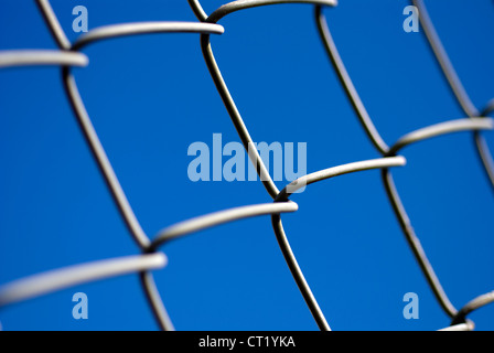 Maschendrahtzaun, close-up mit Himmel im Hintergrund Stockfoto