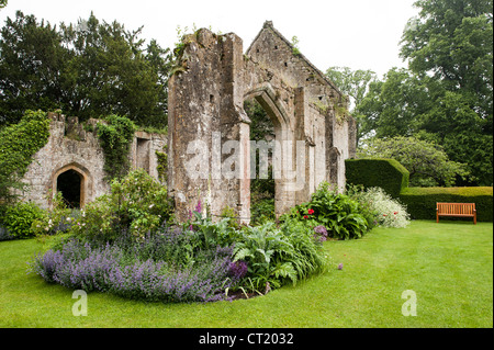 WINCHCOMBE, England – die Ruinen der Tithe Barn aus dem 15. Jahrhundert in Sudeley Castle stehen inmitten eines lebendigen Rosengartens in Gloucestershire, England. Das historische Gebäude, das einst ein Zehntlager für die Gemeinde war und während des englischen Bürgerkriegs teilweise zerstört wurde, bildet heute eine romantische Kulisse für eine vielfältige Sammlung von Rosen aus aller Welt, die mittelalterliche Architektur mit gärtnerischer Schönheit verbindet. Stockfoto