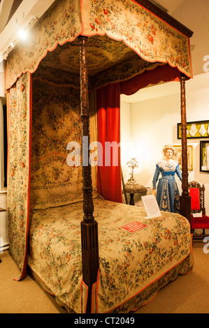 WINCHCOMBE, England – Ein luxuriöses Himmelbett, das auf dem Sudeley Castle in Gloucestershire ausgestellt wurde und Bettdecken für die französische Königin Marie Antoinette trägt. Dieses opulente Stück befindet sich in der Burg aus dem 15. Jahrhundert, die einst Catherine Parr beherbergte, und zeigt die wechselnde Geschichte der englischen und französischen Königsfamilie durch seine üppigen Textilien und Handwerkskunst. Stockfoto