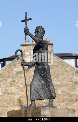 St. Mirin, Bronzeskulptur von Norman Galbraith vom Schutzpatron von Paisley, Incle Street, Paisley, Renfrewshire, Schottland, VEREINIGTES KÖNIGREICH Stockfoto