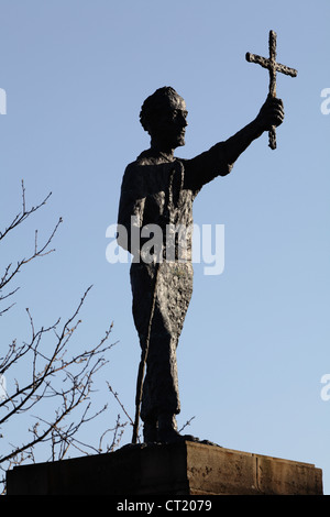 St. Mirin, Bronzeskulptur von Norman Galbraith vom Schutzpatron von Paisley, Incle Street, Paisley, Renfrewshire, Schottland, VEREINIGTES KÖNIGREICH Stockfoto