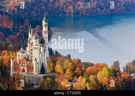 Das Schloss Neuschwanstein im Herbst Farben, Allgäu, Bayern, Deutschland Stockfoto