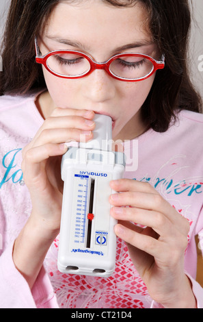ATMUNG, SPIROMETRIE BEI EINEM KIND Stockfoto