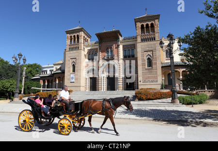 Pferdekutsche Kutsche vor dem Museum der Künste und Traditionen in Sevilla, Andalusien Spanien Stockfoto