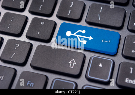 USB-Zeichen auf enter-Taste der Tastatur, für Konzepte der Geräte bereit. Stockfoto