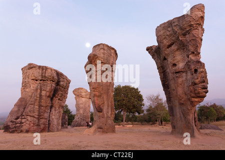 Mo Hin Khao mystischen Steinen Bildung bei Sonnenuntergang, Thailand Stockfoto