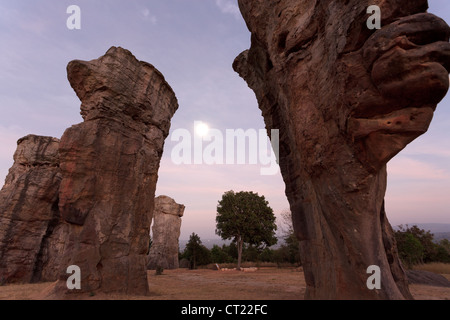 Mo Hin Khao mystischen Steinen Bildung bei Sonnenuntergang, Thailand Stockfoto